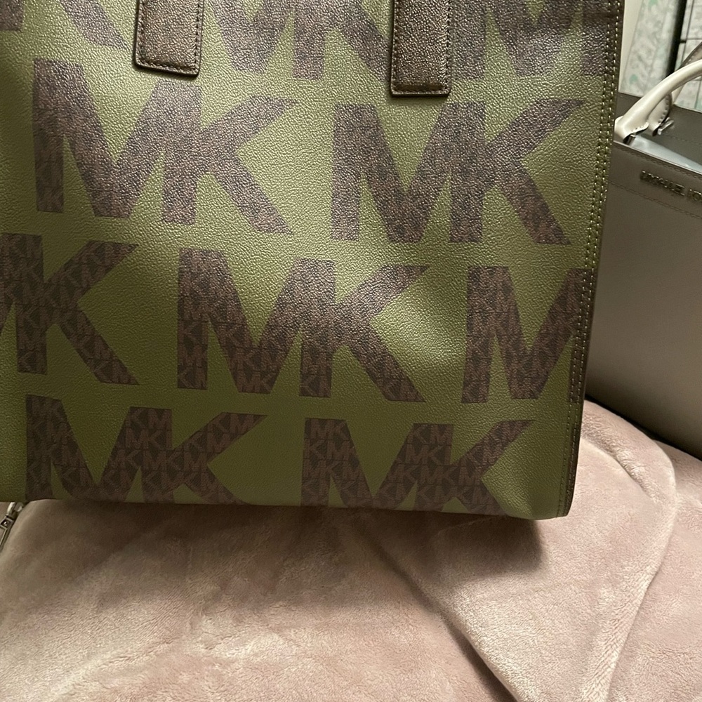 Large Michael Kors bag (purse). Brand new - Picture 3 of 4